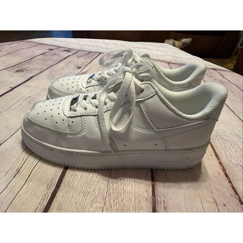 Nike Womens Size 7 Air Force 1's Sneakers Classic White Chunky Streetwear Casual - Picture 3 of 16